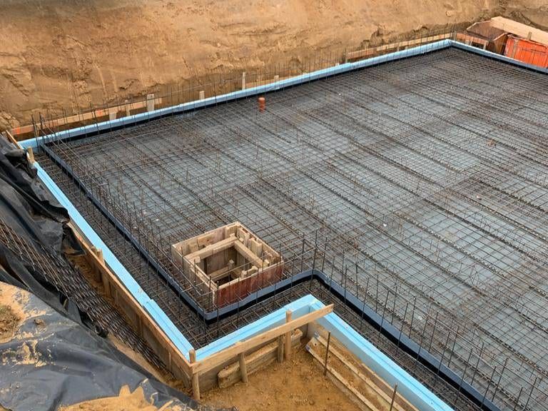 Randschalung aus Holz mit Dämmstreifen entlang der bewehrten Bodenplatte