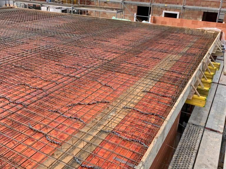 Bewehrte Geschossdecke mit Randabschalung über dem Erdgeschoss eines Rohbaus