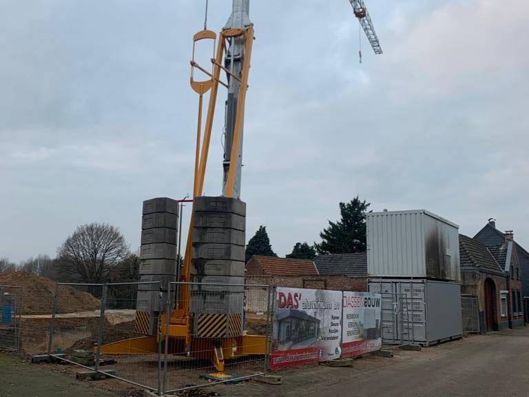 Mobilkran mit Ballastgewichten auf einer Baustelle im Neubaugebiet